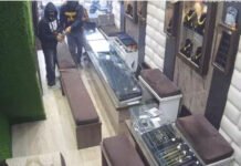 जालंधर में Law and Order का निकला जलूस, दिनदहाड़े ज्वेलर की दुकान पर लूट जालंधर ज्वेलर शॉप में नकाबपोश बदमाशों द्वारा दिनदहाड़े लूट की वारदात